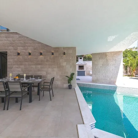 Luxury 3 With Private Pool, Jacuzzi And Gym By The On Ciovo - Okrug Donji Вілла