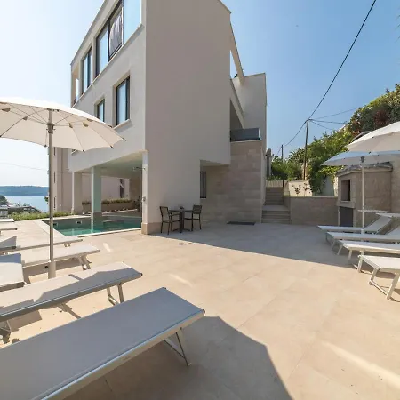 Вілла Luxury 3 With Private Pool, Jacuzzi And Gym By The On Ciovo - Okrug Donji *