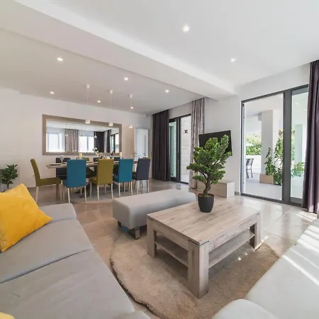Luxury 3 With Private Pool, Jacuzzi And Gym By The On Ciovo - Okrug Donji טרוגיר