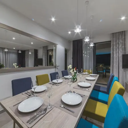 Luxury 3 With Private Pool, Jacuzzi And Gym By The On Ciovo - Okrug Donji Трогір