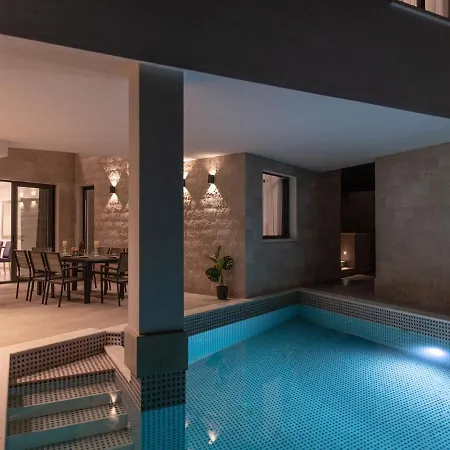 Luxury 3 With Private Pool, Jacuzzi And Gym By The On Ciovo - Okrug Donji וילה