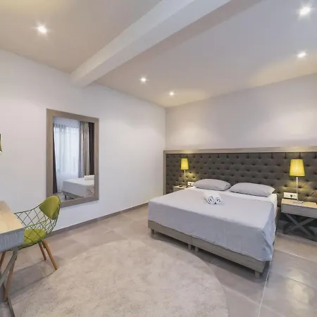 Вілла Luxury 3 With Private Pool, Jacuzzi And Gym By The On Ciovo - Okrug Donji Трогір