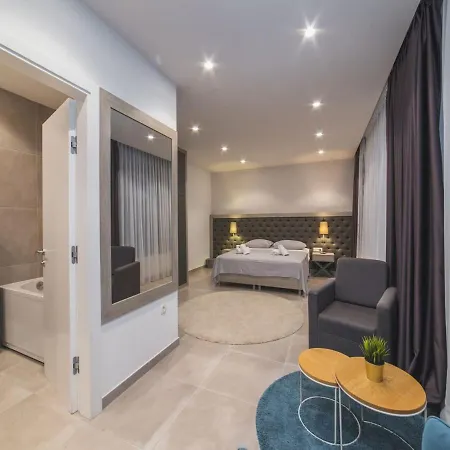 Luxury 3 With Private Pool, Jacuzzi And Gym By The On Ciovo - Okrug Donji וילה טרוגיר