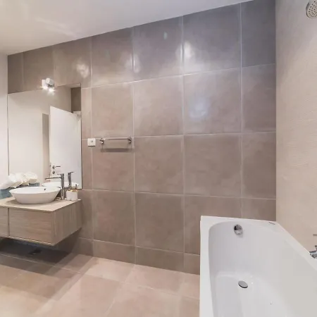 Вілла Luxury 3 With Private Pool, Jacuzzi And Gym By The On Ciovo - Okrug Donji Трогір