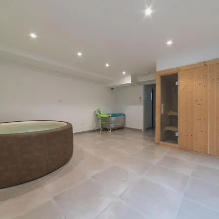 Вілла Luxury 3 With Private Pool, Jacuzzi And Gym By The On Ciovo - Okrug Donji *