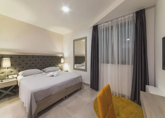 Luxury 3 With Private Pool, Jacuzzi And Gym By The On Ciovo - Okrug Donji Villa