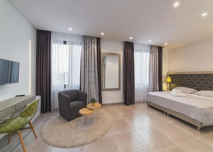 Villa Luxury 3 With Private Pool, Jacuzzi And Gym By The On Ciovo - Okrug Donji *