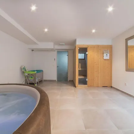 Luxury 3 With Private Pool, Jacuzzi And Gym By The On Ciovo - Okrug Donji Vila