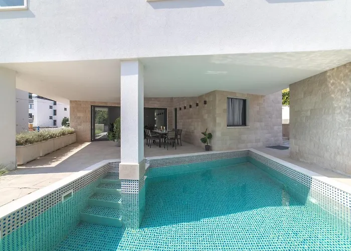 Luxury 3 With Private Pool, Jacuzzi And Gym By The On Ciovo - Okrug Donji Villa Trogir