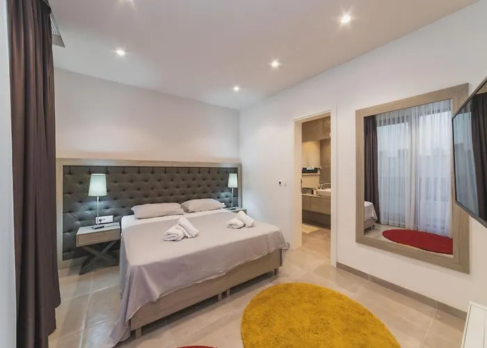 Luxury 3 With Private Pool, Jacuzzi And Gym By The On Ciovo - Okrug Donji * Trogir