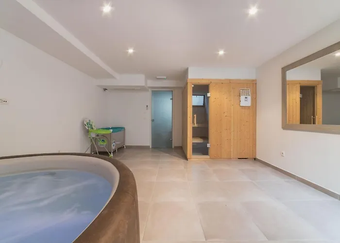 Luxury 3 With Private Pool, Jacuzzi And Gym By The On Ciovo - Okrug Donji Villa