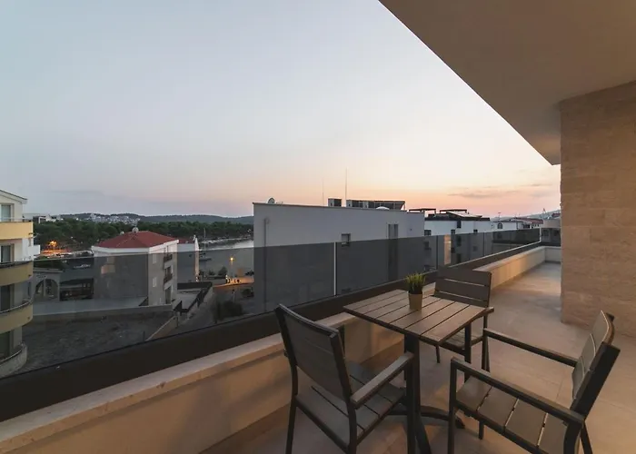 Luxury 3 With Private Pool, Jacuzzi And Gym By The On Ciovo - Okrug Donji Villa *