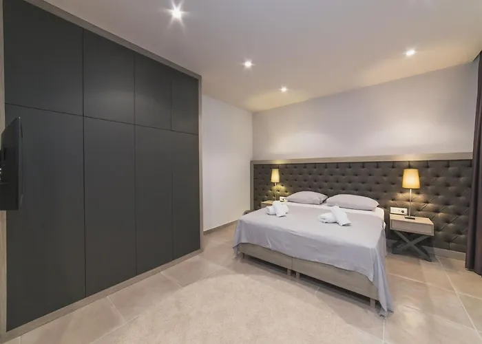 Luxury 3 With Private Pool, Jacuzzi And Gym By The On Ciovo - Okrug Donji * Trogir