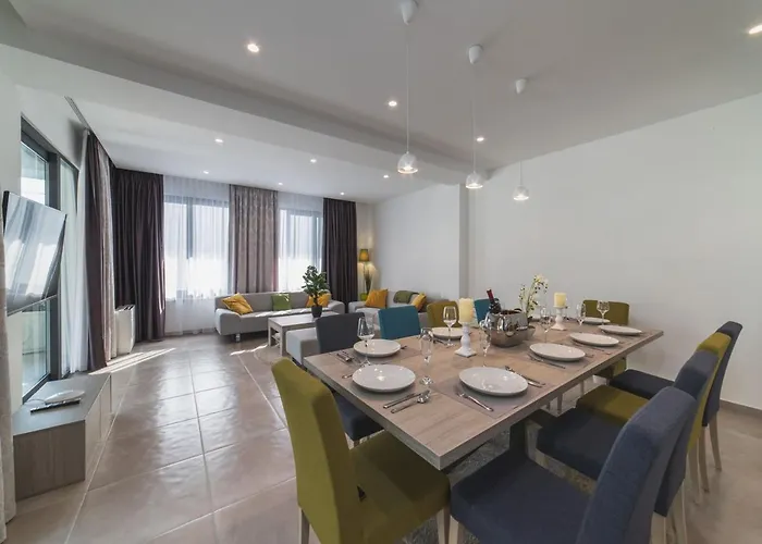 Luxury 3 With Private Pool, Jacuzzi And Gym By The On Ciovo - Okrug Donji Villa *