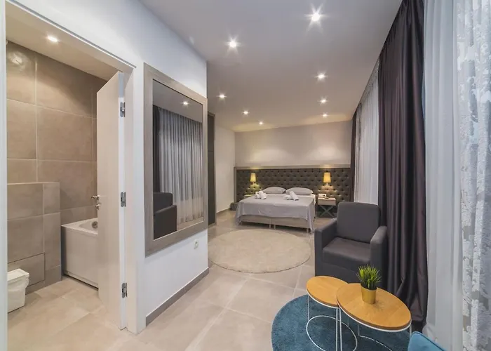Luxury 3 With Private Pool, Jacuzzi And Gym By The On Ciovo - Okrug Donji Villa Trogir