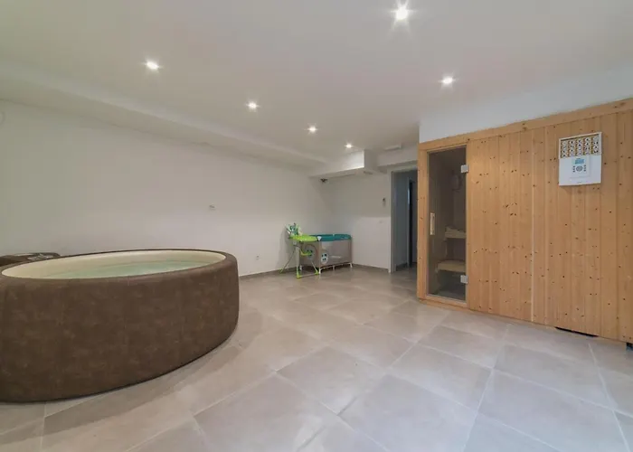 Villa Luxury 3 With Private Pool, Jacuzzi And Gym By The On Ciovo - Okrug Donji *