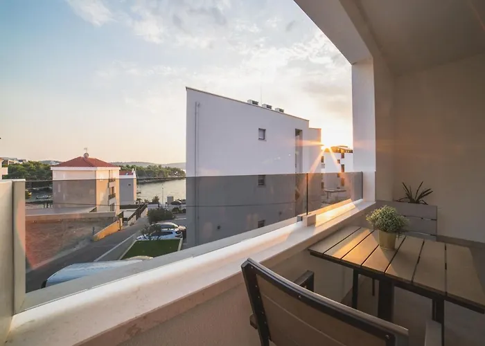 Luxury 3 With Private Pool, Jacuzzi And Gym By The On Ciovo - Okrug Donji