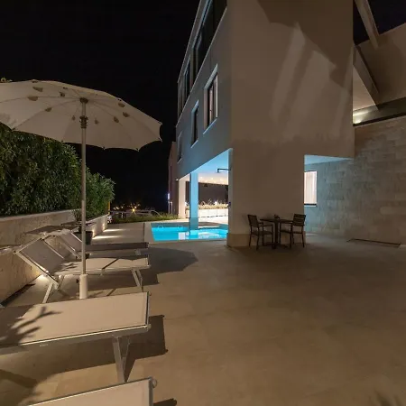 Luxury 3 With Private Pool, Jacuzzi&gym By The On Ciovo - Okrug Donji * Trogir