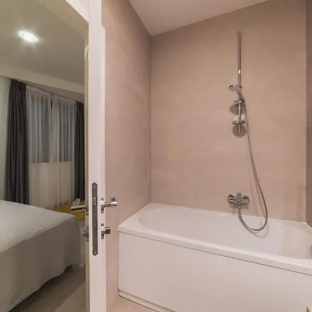 Luxury 3 With Private Pool, Jacuzzi And Gym By The On Ciovo - Okrug Donji Villa Trogir