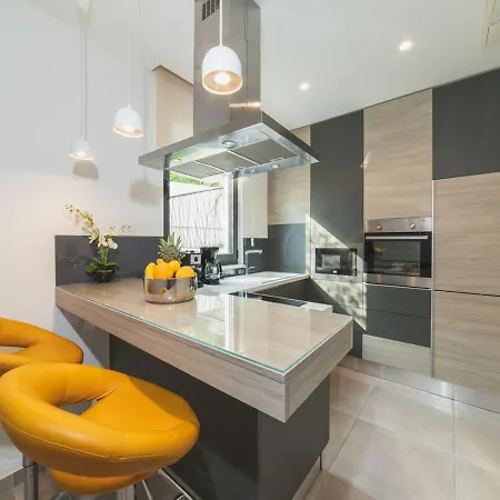 Luxury 3 With Private Pool, Jacuzzi And Gym By The On Ciovo - Okrug Donji *