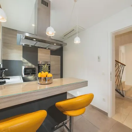 Luxury 3 With Private Pool, Jacuzzi And Gym By The On Ciovo - Okrug Donji Villa Trogir