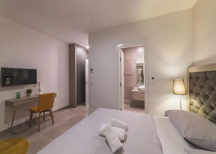 Luxury 3 With Private Pool, Jacuzzi And Gym By The On Ciovo - Okrug Donji