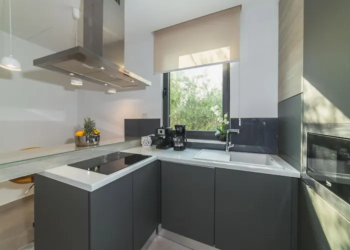 Luxury 3 With Private Pool, Jacuzzi And Gym By The On Ciovo - Okrug Donji Willa *