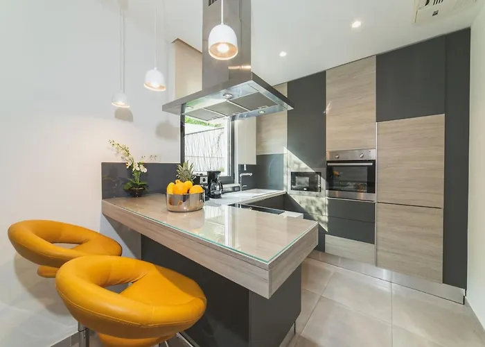 Luxury 3 With Private Pool, Jacuzzi And Gym By The On Ciovo - Okrug Donji *